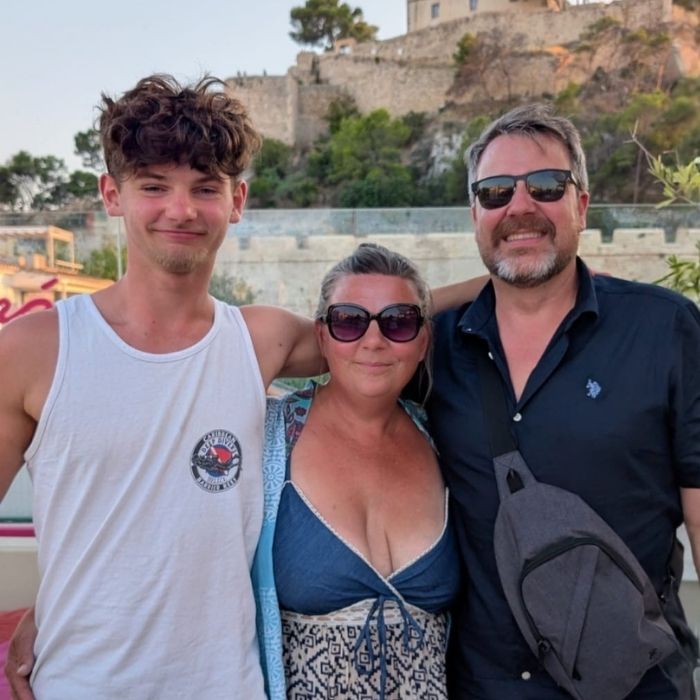 jeune avec un alpaca